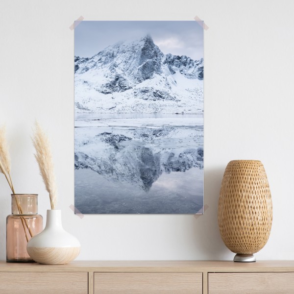 Poster verschneite bergspiegelung in Norwegen – Wallnifity® Poster verschneite bergspiegelung in Norwegen – Wallnifity®