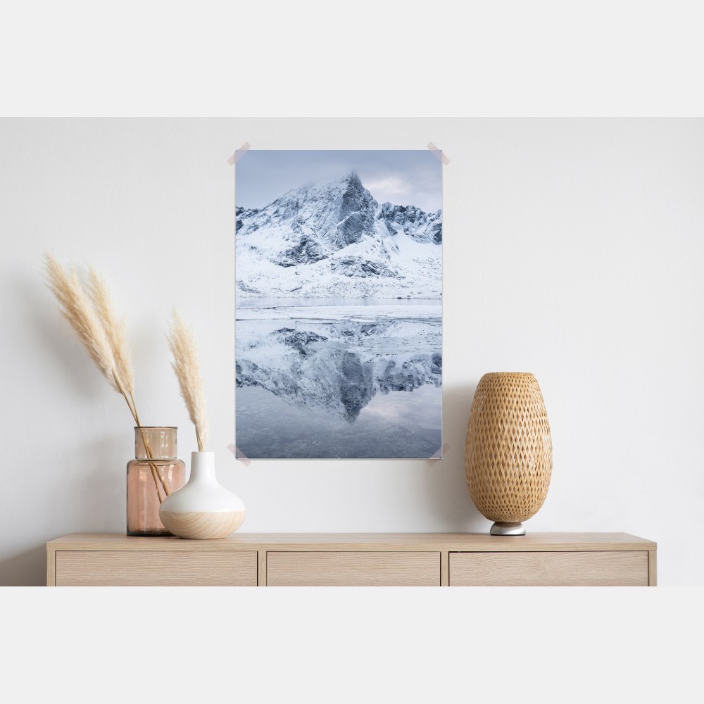 Poster verschneite bergspiegelung in Norwegen – Wallnifity® Poster verschneite bergspiegelung in Norwegen – Wallnifity®