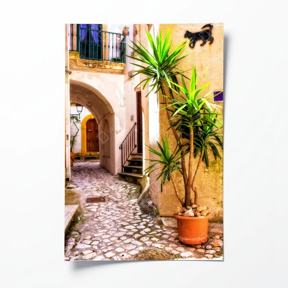 Poster sonnige mediterrane gasse mit grünen jalousien – Wallnifity® Poster sonnige mediterrane gasse mit grünen jalousien – Wallnifity®