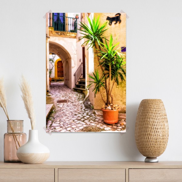 Poster sonnige mediterrane gasse mit grünen jalousien – Wallnifity® Poster sonnige mediterrane gasse mit grünen jalousien – Wallnifity®