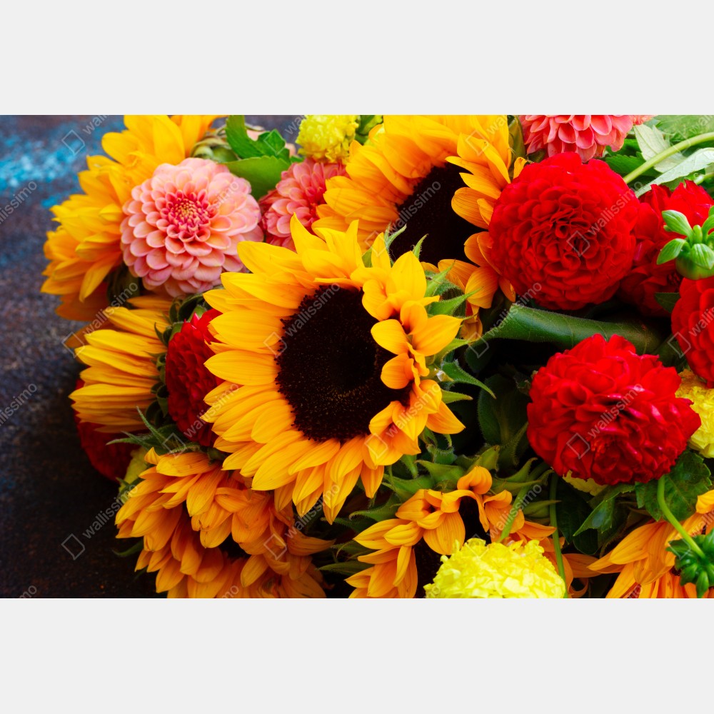Poster nahaufnahme sonnenblumen- und dahlienstrauß – Wallnifity® Poster nahaufnahme sonnenblumen- und dahlienstrauß – Wallnifity®