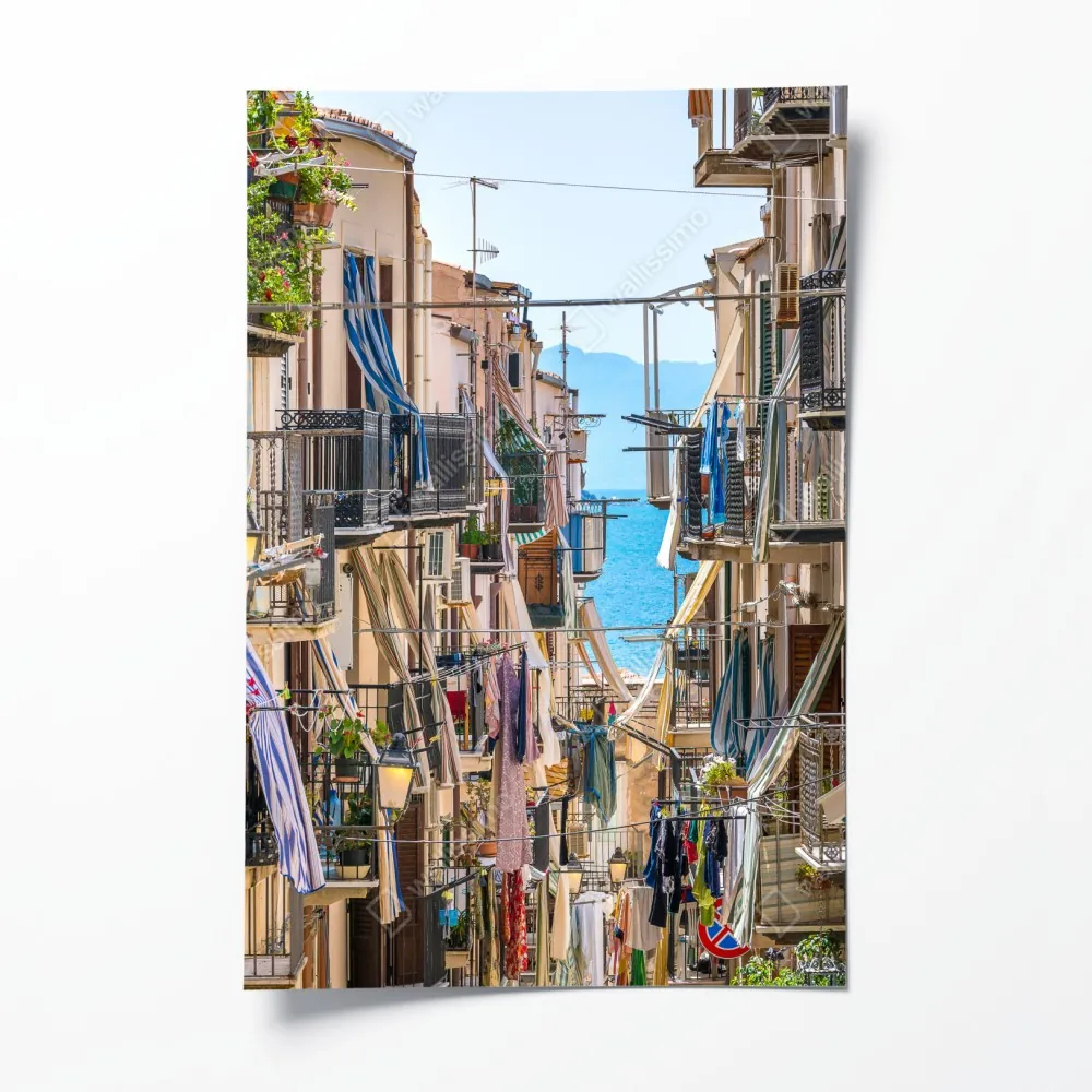 Poster sonnige gasse mit meerblick und balkonen – Wallnifity® Poster sonnige gasse mit meerblick und balkonen – Wallnifity®