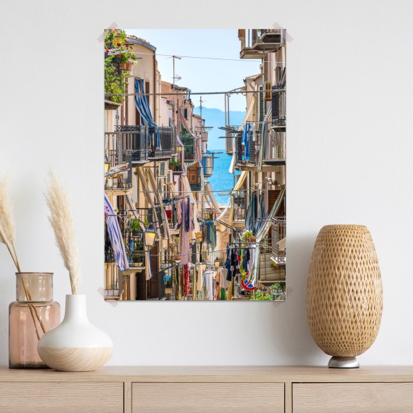 Poster sonnige gasse mit meerblick und balkonen – Wallnifity® Poster sonnige gasse mit meerblick und balkonen – Wallnifity®