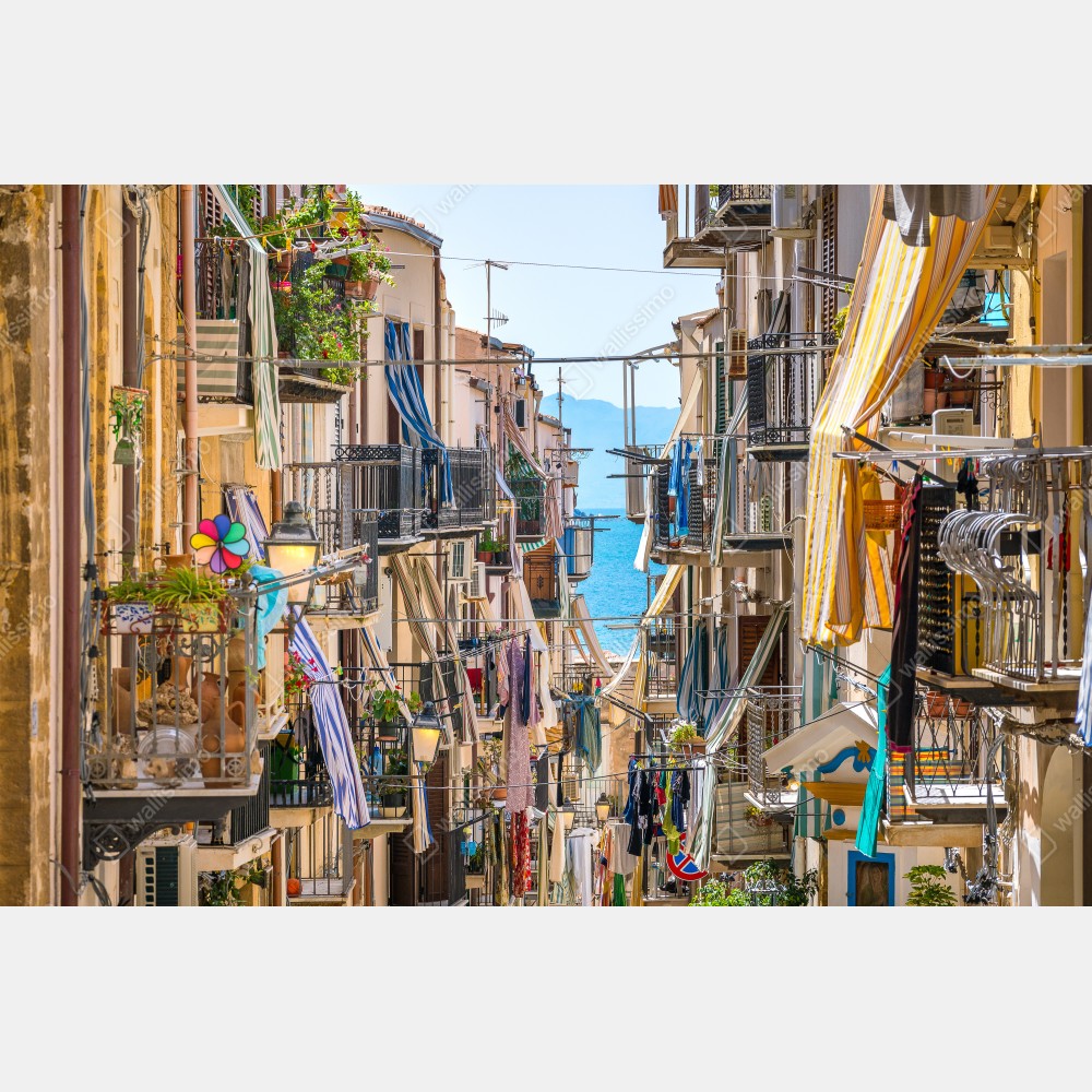 Poster sonnige gasse mit meerblick und balkonen – Wallnifity® Poster sonnige gasse mit meerblick und balkonen – Wallnifity®