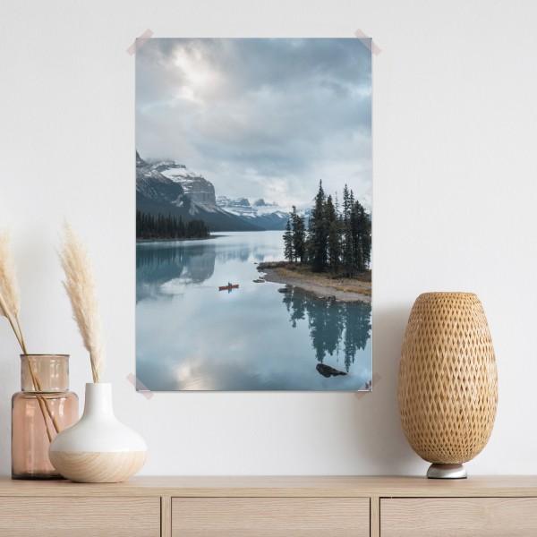 Poster ruhiger alpensee mit insel und kajak – Wallnifity® Poster ruhiger alpensee mit insel und kajak – Wallnifity®