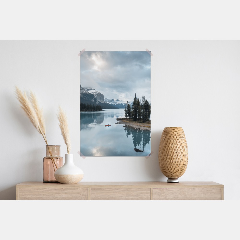 Poster ruhiger alpensee mit insel und kajak – Wallnifity® Poster ruhiger alpensee mit insel und kajak – Wallnifity®