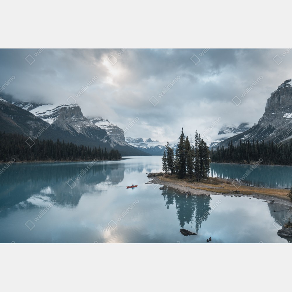 Poster ruhiger alpensee mit insel und kajak – Wallnifity® Poster ruhiger alpensee mit insel und kajak – Wallnifity®