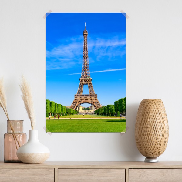 Poster Eiffelturm am Champ de Mars, lebendige pariser skyline – Wallnifity® Poster Eiffelturm am Champ de Mars, lebendige pariser skyline – Wallnifity®