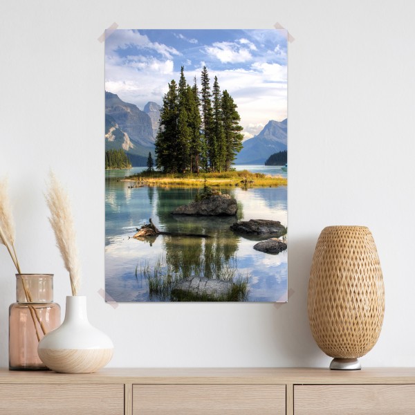 Poster ruhiger alpensee mit insel und bergen – Wallnifity® Poster ruhiger alpensee mit insel und bergen – Wallnifity®