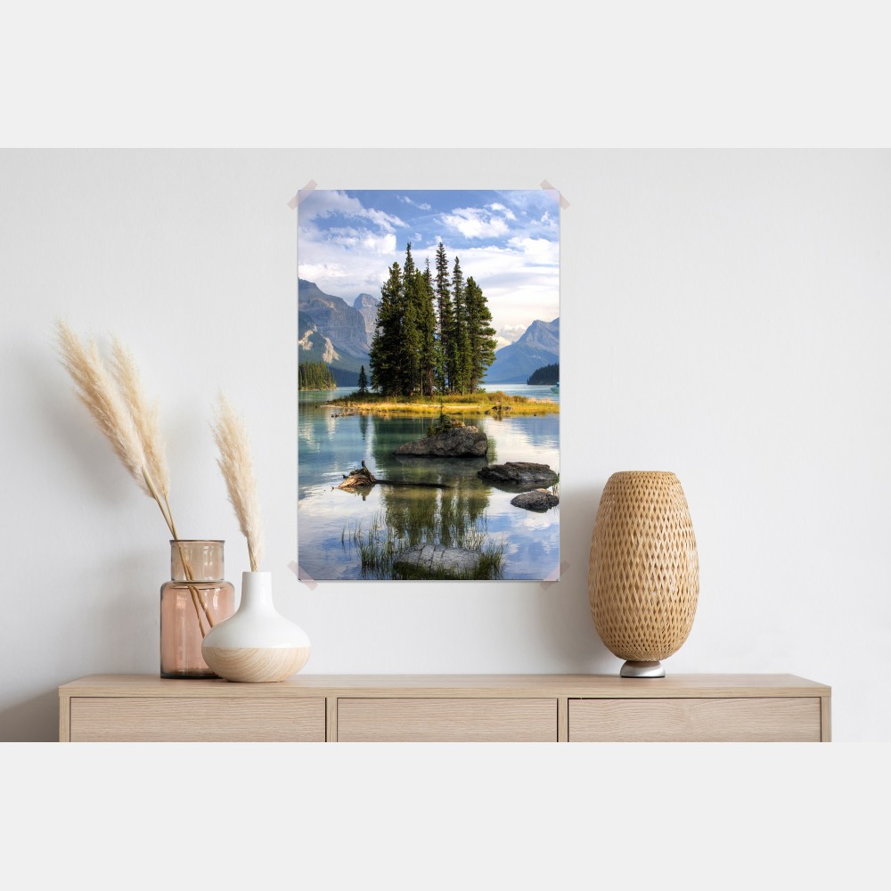Poster ruhiger alpensee mit insel und bergen – Wallnifity® Poster ruhiger alpensee mit insel und bergen – Wallnifity®