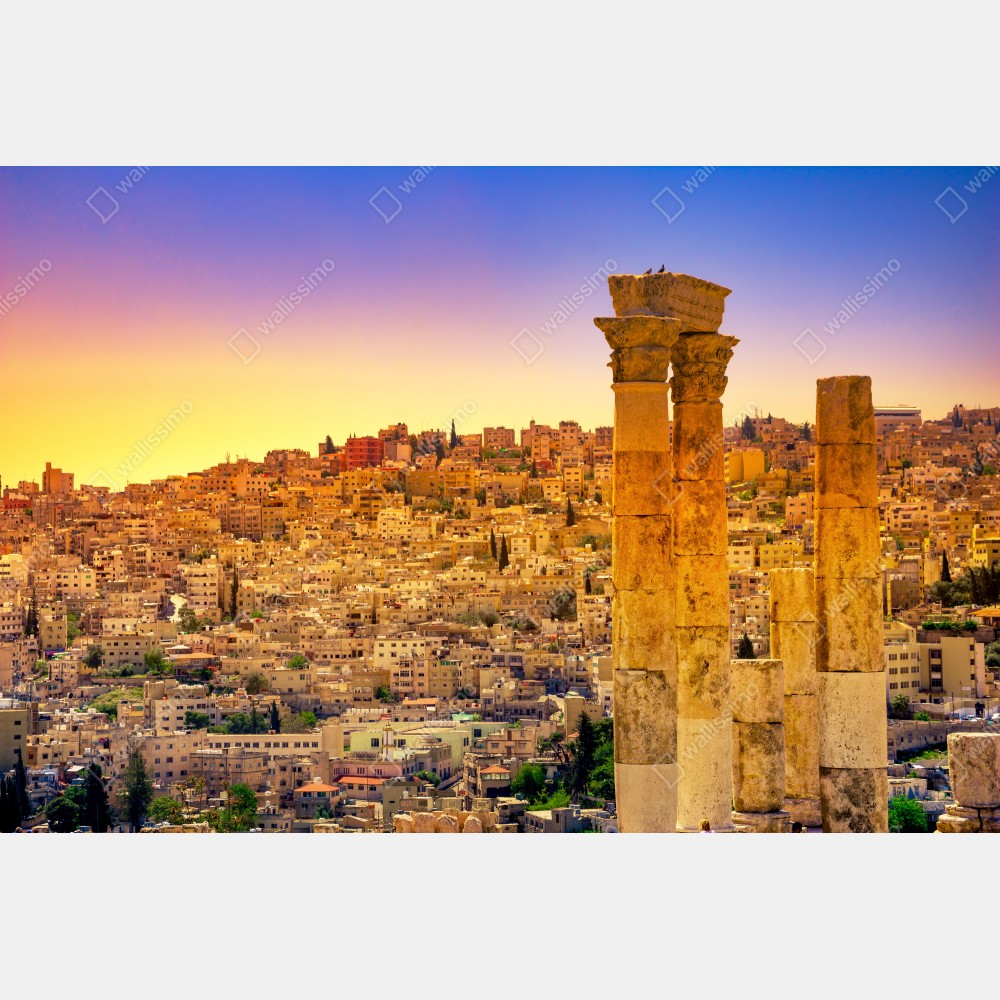 Poster goldene Amman skyline mit antiken säulen – Wallnifity® Poster goldene Amman skyline mit antiken säulen – Wallnifity®
