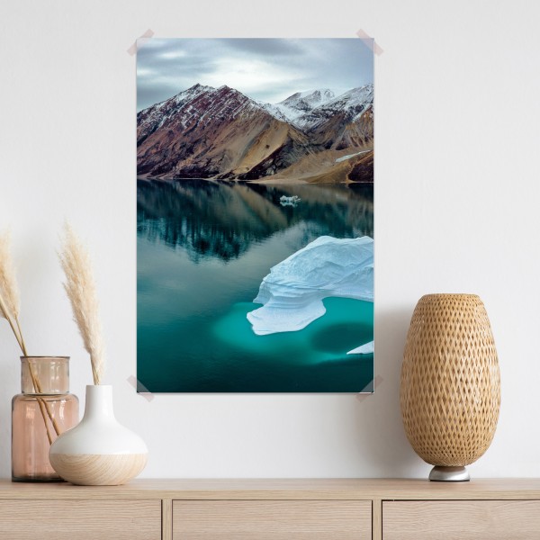 Poster eisberg und bergreflexionen in türkisfarbenem wasser – Wallnifity®