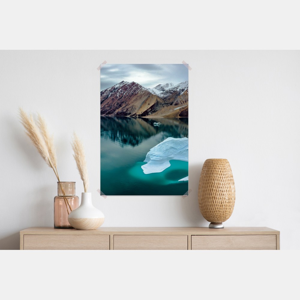 Poster eisberg und bergreflexionen in türkisfarbenem wasser – Wallnifity®
