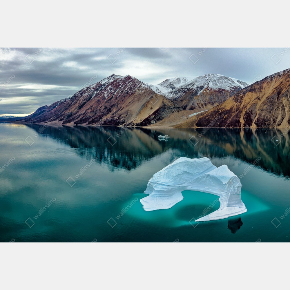 Poster eisberg und bergreflexionen in türkisfarbenem wasser – Wallnifity®