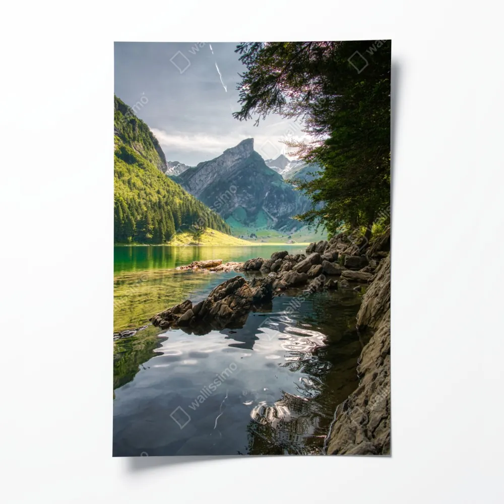 Poster ruhiger bergsee mit spiegelungen im wald – Wallnifity® Poster ruhiger bergsee mit spiegelungen im wald – Wallnifity®