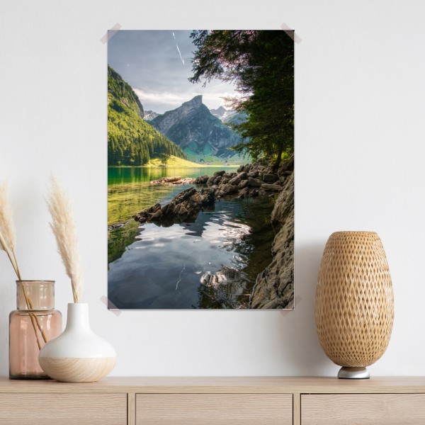 Poster ruhiger bergsee mit spiegelungen im wald – Wallnifity® Poster ruhiger bergsee mit spiegelungen im wald – Wallnifity®