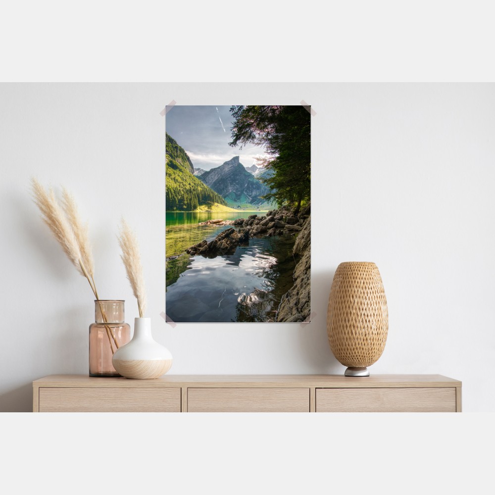 Poster ruhiger bergsee mit spiegelungen im wald – Wallnifity® Poster ruhiger bergsee mit spiegelungen im wald – Wallnifity®