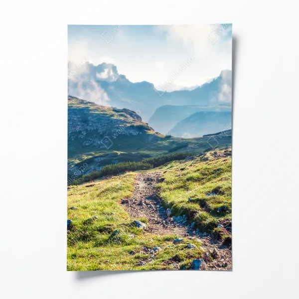 Poster sonnenbeschienene dorfstraße mit steinhäusern und bunten fensterläden – Wallnifity®