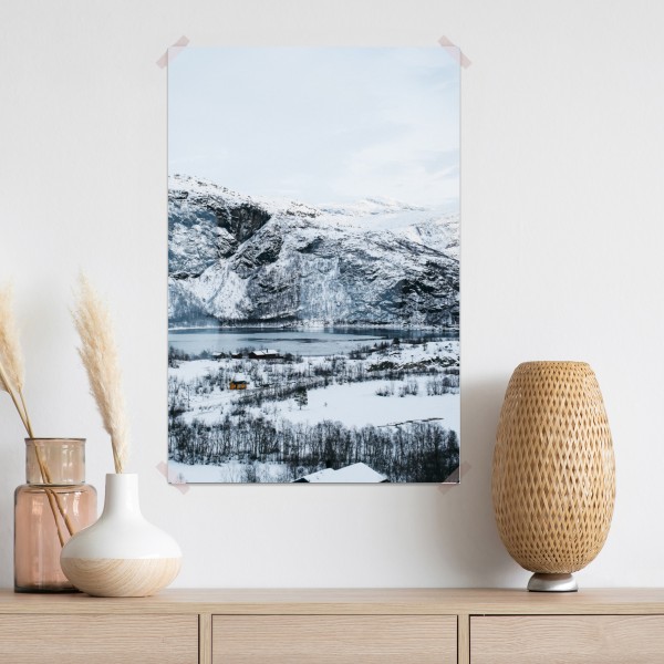 Poster ruhige winterliche berglandschaft über zugefrorenem see – Wallnifity® Poster ruhige winterliche berglandschaft über zugefrorenem see – Wallnifity®