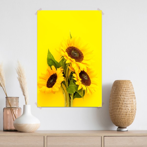 Poster leuchtender sonnenblumenstrauß auf gelbem hintergrund – Wallnifity® Poster leuchtender sonnenblumenstrauß auf gelbem hintergrund – Wallnifity®