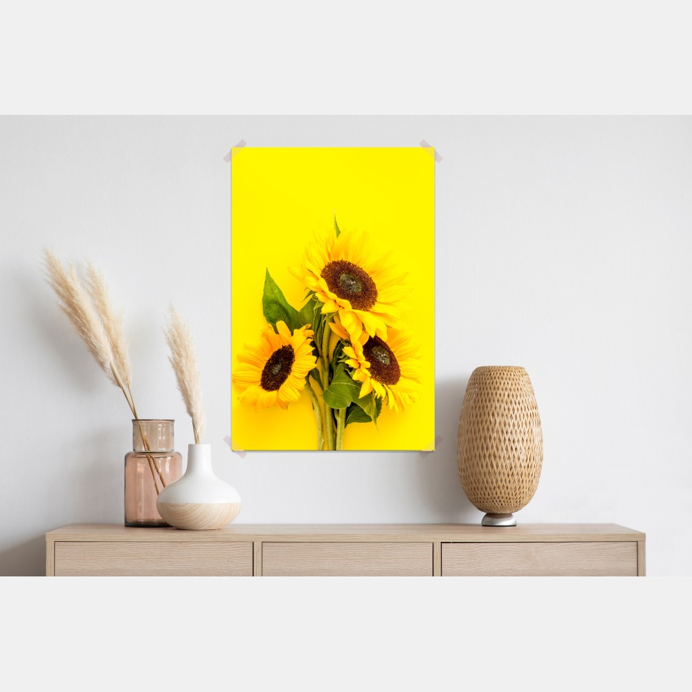 Poster leuchtender sonnenblumenstrauß auf gelbem hintergrund – Wallnifity® Poster leuchtender sonnenblumenstrauß auf gelbem hintergrund – Wallnifity®