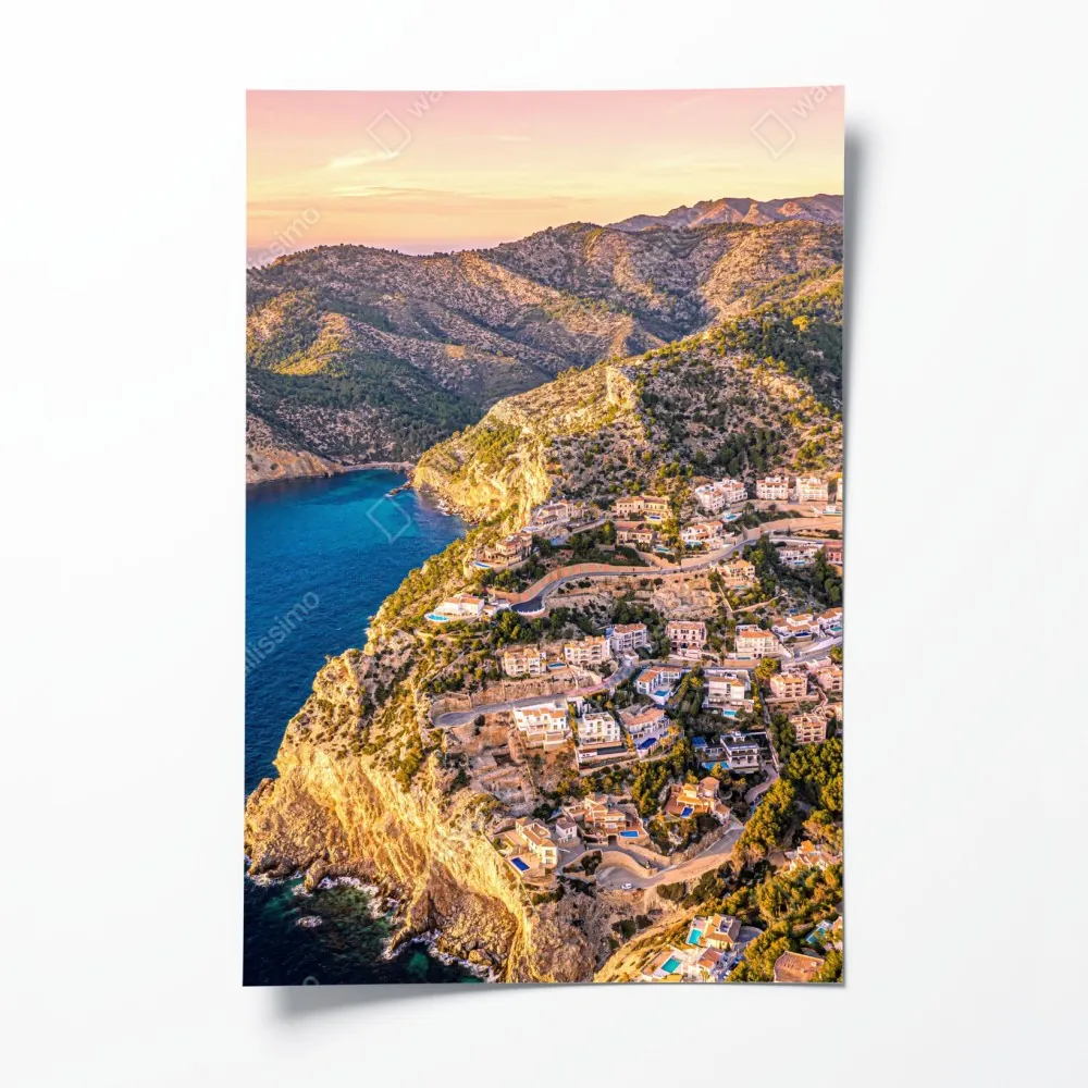 Poster sonnenuntergang über küstenlandschaft mit dorf am kliff – Wallnifity® Poster sonnenuntergang über küstenlandschaft mit dorf am kliff – Wallnifity®