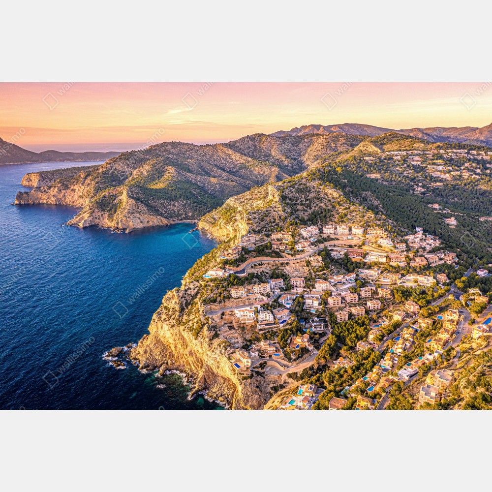 Poster sonnenuntergang über küstenlandschaft mit dorf am kliff – Wallnifity® Poster sonnenuntergang über küstenlandschaft mit dorf am kliff – Wallnifity®