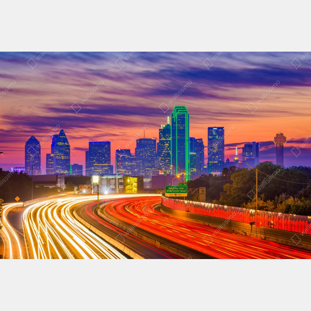 Poster panorama von Dallas bei sonnenuntergang mit lichtspuren auf der autobahn – Wallnifity® Poster panorama von Dallas bei sonnenuntergang mit lichtspuren auf der autobahn – Wallnifity®