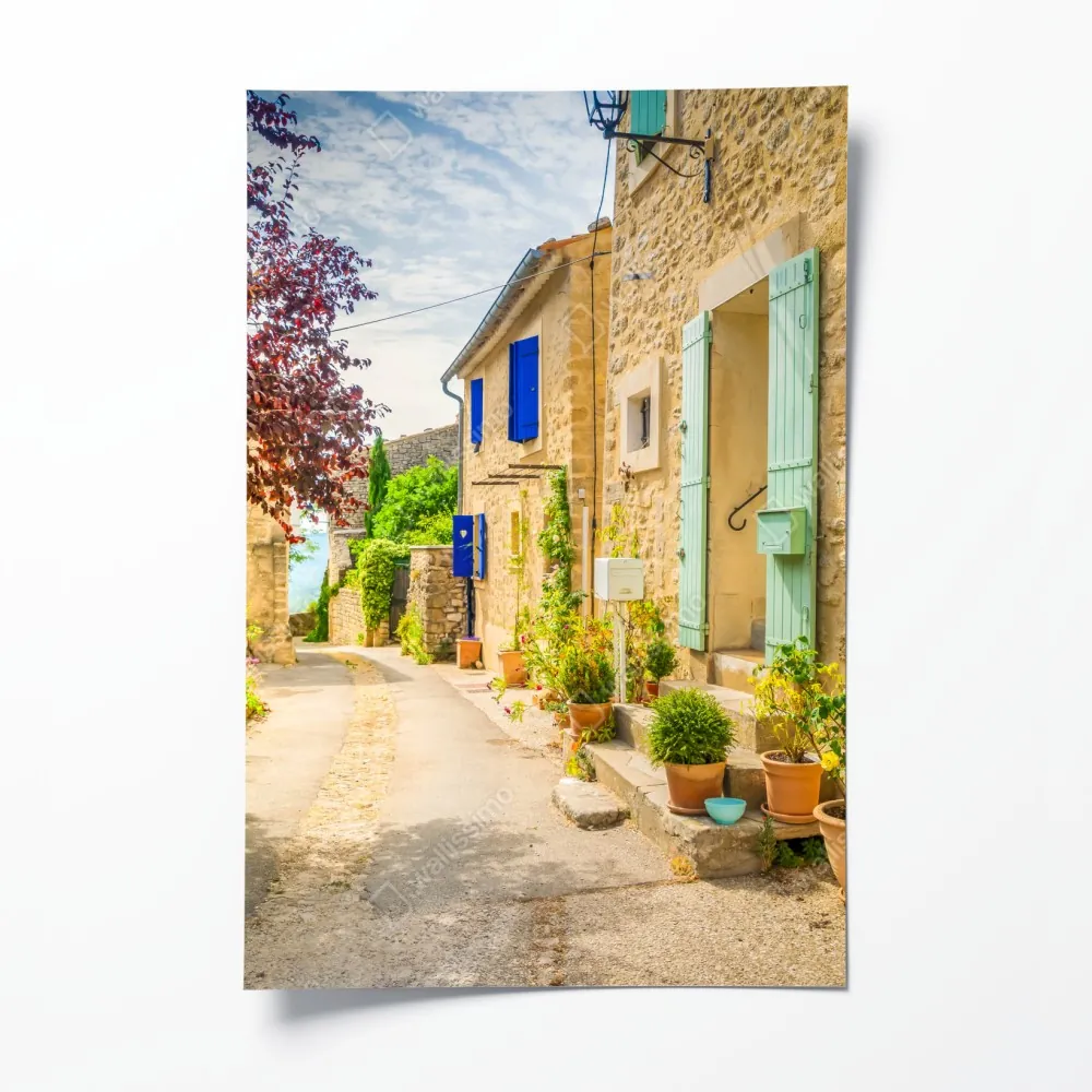 Poster sonnenbeschienene dorfstraße mit steinhäusern und bunten fensterläden – Wallnifity® Poster sonnenbeschienene dorfstraße mit steinhäusern und bunten fensterläden – Wallnifity®