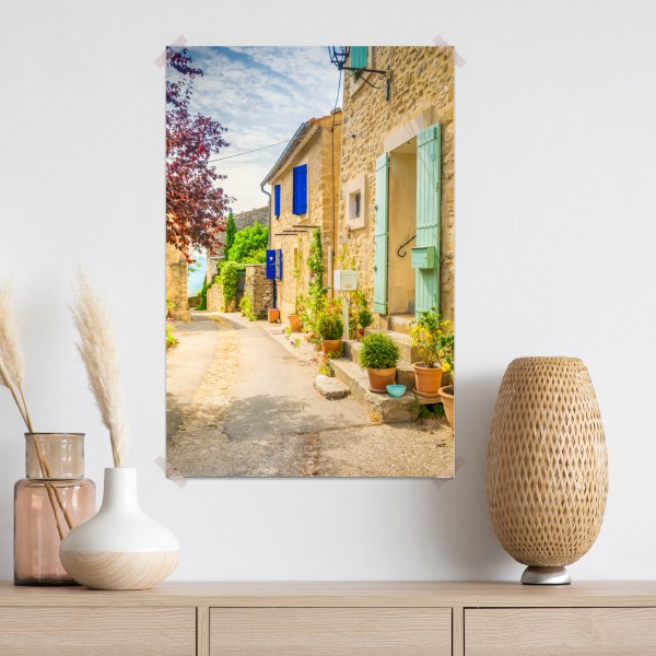 Poster sonnenbeschienene dorfstraße mit steinhäusern und bunten fensterläden – Wallnifity® Poster sonnenbeschienene dorfstraße mit steinhäusern und bunten fensterläden – Wallnifity®