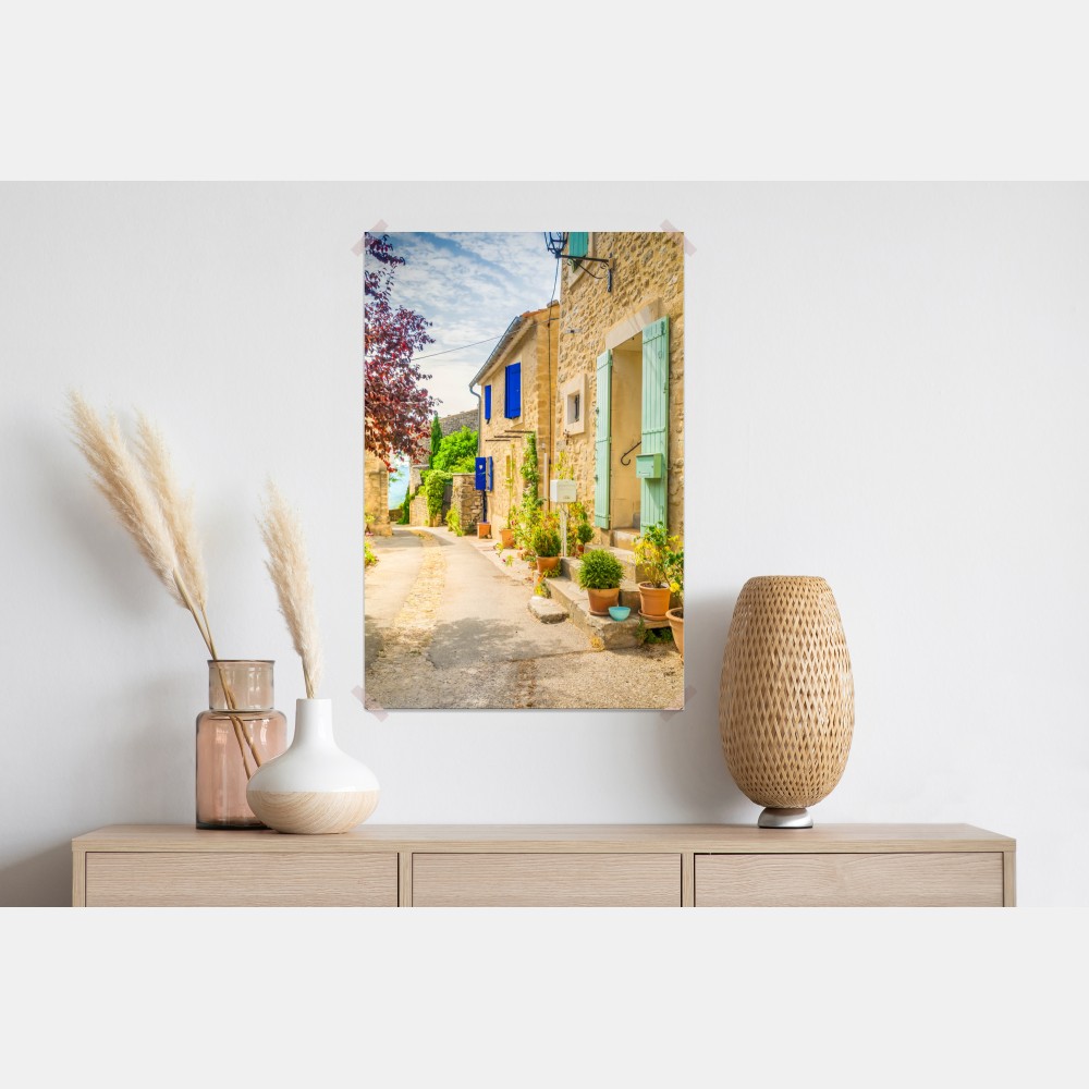 Poster sonnenbeschienene dorfstraße mit steinhäusern und bunten fensterläden – Wallnifity® Poster sonnenbeschienene dorfstraße mit steinhäusern und bunten fensterläden – Wallnifity®