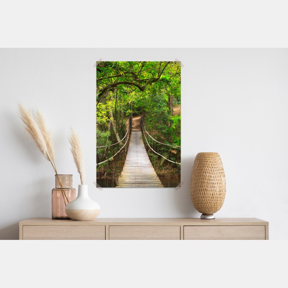 Poster hängende holzbrücke im grünen wald – Wallnifity® Poster hängende holzbrücke im grünen wald – Wallnifity®