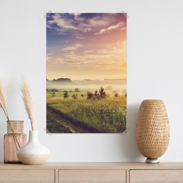 Poster nebeliger sonnenaufgang über einer ländlichen wiese – Wallnifity® Poster nebeliger sonnenaufgang über einer ländlichen wiese – Wallnifity®