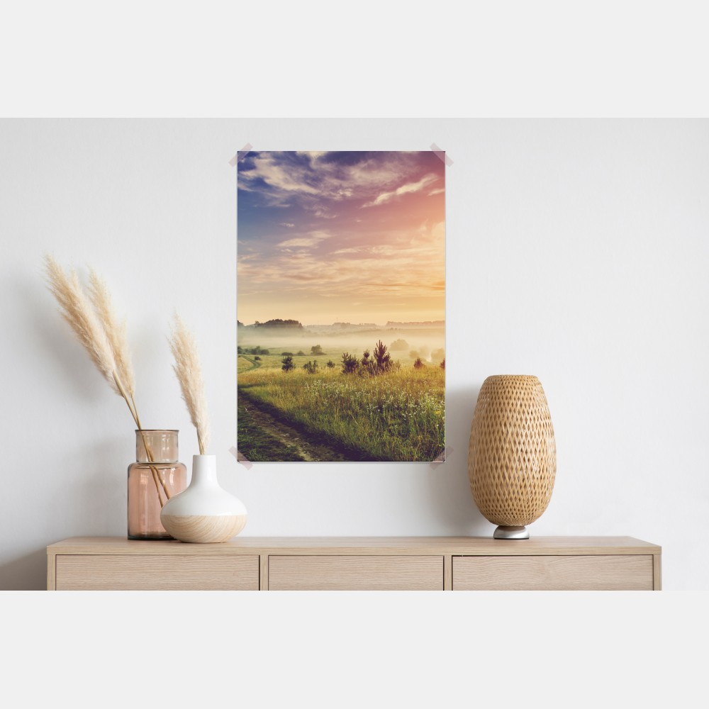 Poster nebeliger sonnenaufgang über einer ländlichen wiese – Wallnifity® Poster nebeliger sonnenaufgang über einer ländlichen wiese – Wallnifity®