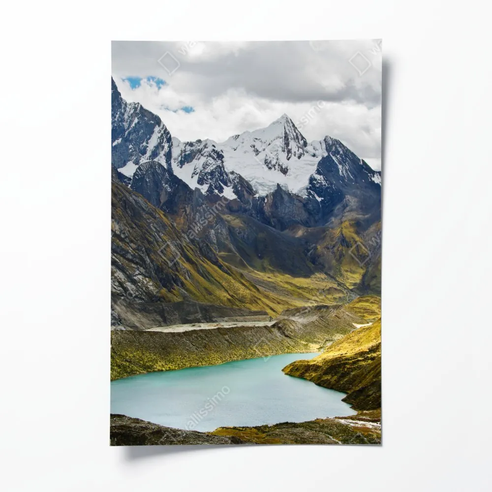 Poster türkisblauer bergsee unter schneegipfeln – Wallnifity®