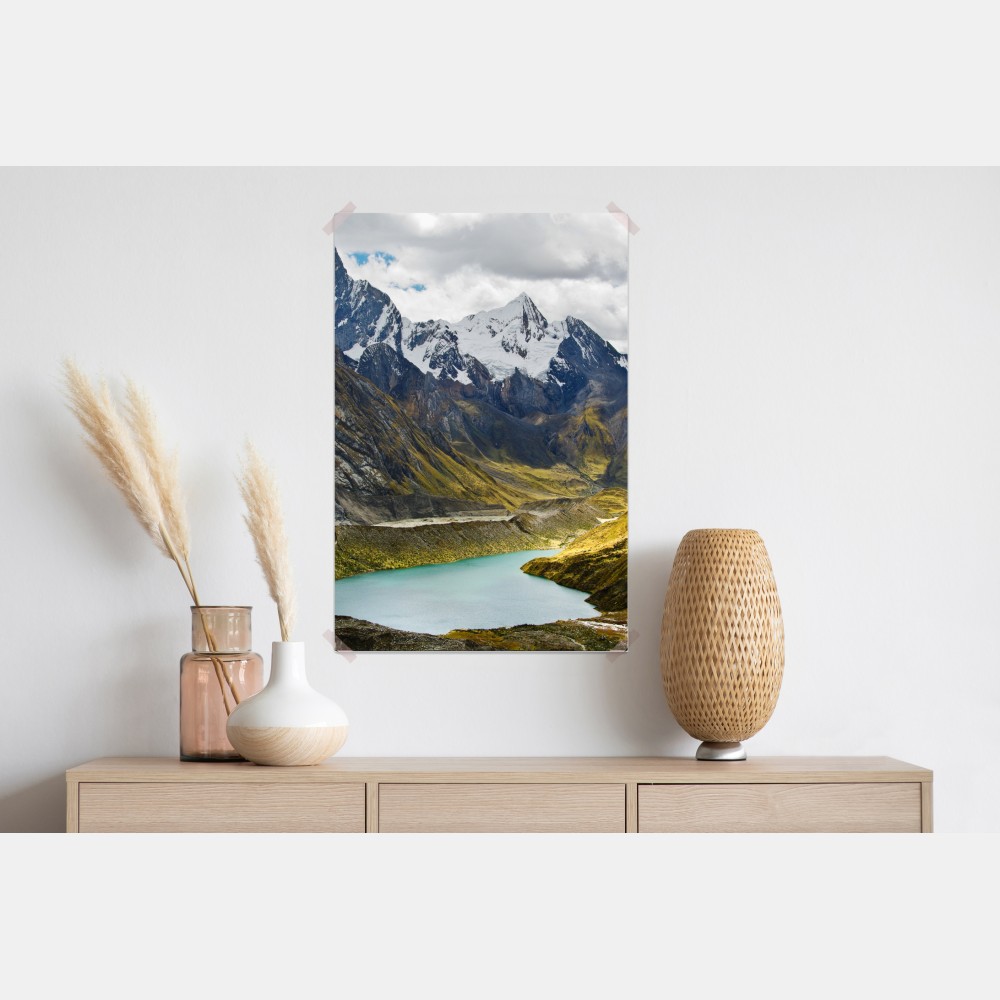 Poster türkisblauer bergsee unter schneegipfeln – Wallnifity®